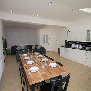 Large Modern House By Promise Holiday home